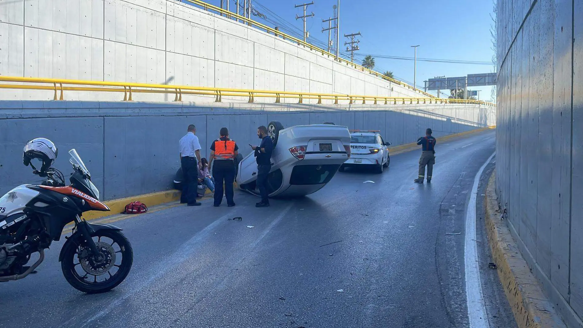 Mujer vuelva automóvil en desnivel del Nudo Mixteco